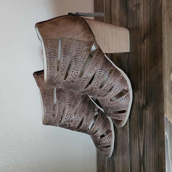 Super cute Not Rated heel - Picture 3 of 7